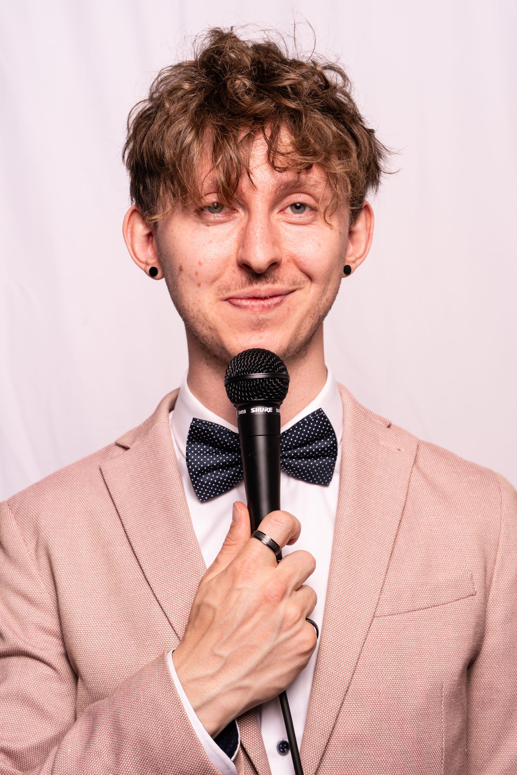 Sergej Grilborzer mit Mikrofon bei einer Moderation