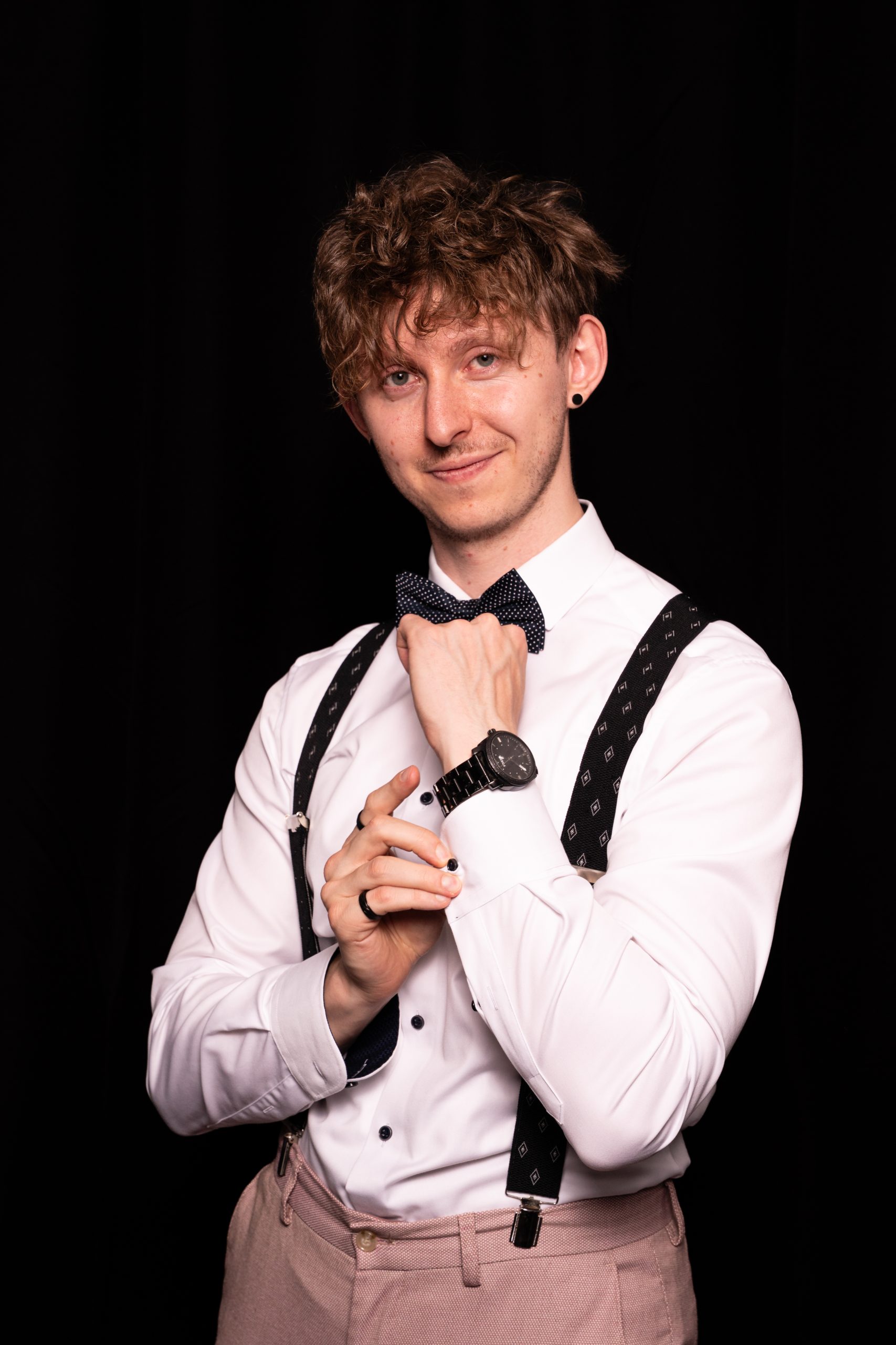 Sergej Grilborzer als Entertainer vor schwarzem Hintergrund